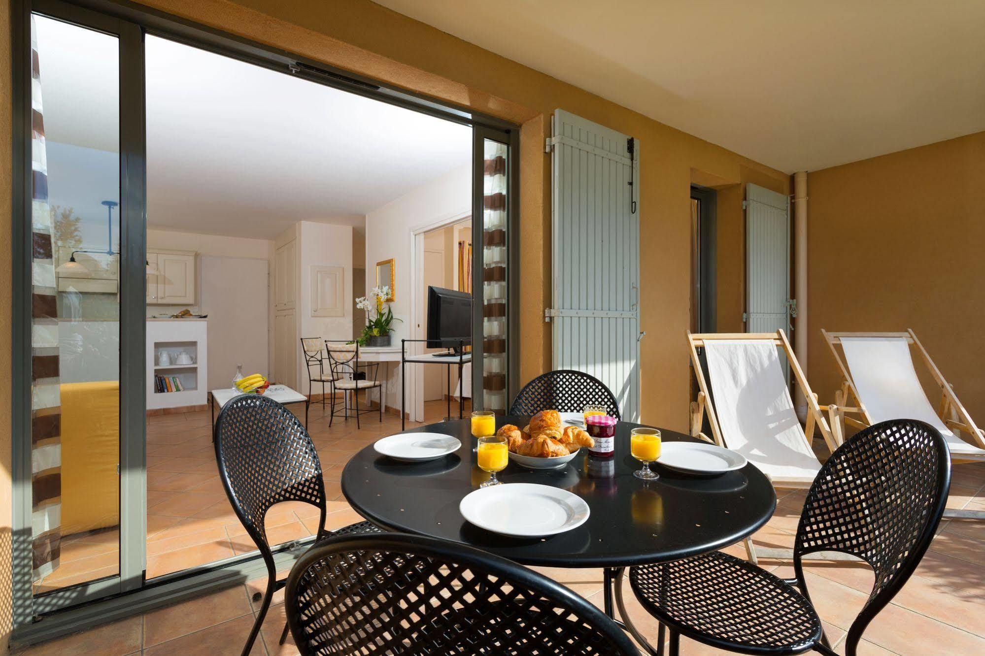 Madame Vacances Residence Provence Country Club Saumane-de-Vaucluse ภายนอก รูปภาพ